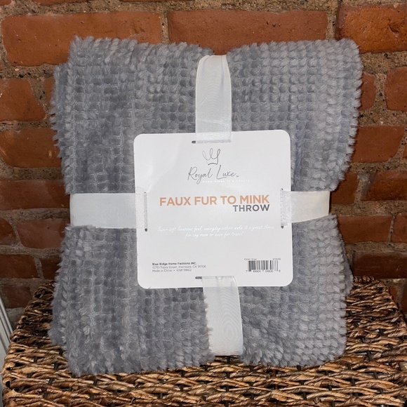 Royal Luxe Faux Fur Grey Throw Blanket New - Picture 1 of 4
